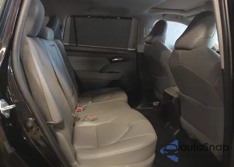 2021 Toyota Highlander Xle z USA, uszkodzony, nr VIN 5TDHZRBH1MS106203